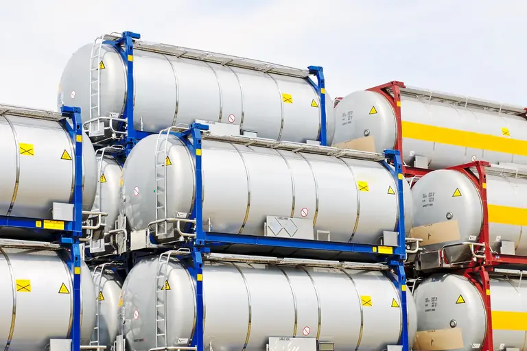 Tanques industriais com pintura técnica para proteção e rotina de uso