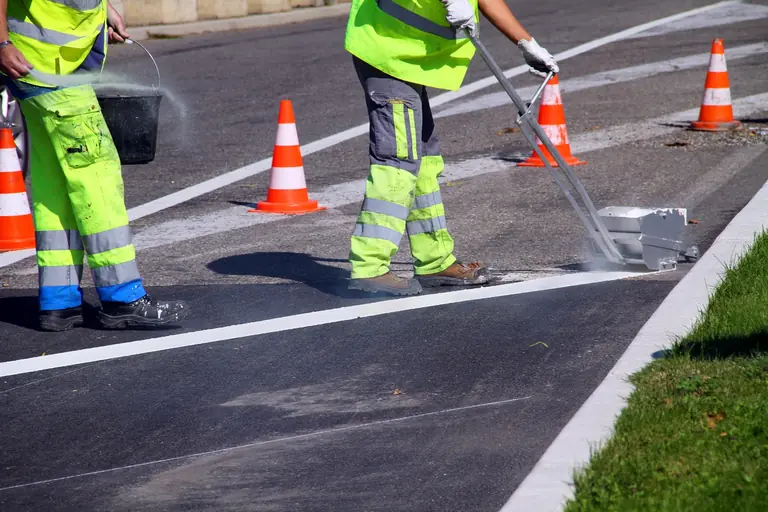 Aplicação de tinta acrílica para demarcação de piso